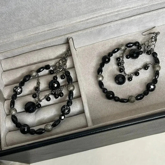Black & Silver chandelier Earrings - Picture 1 of 6